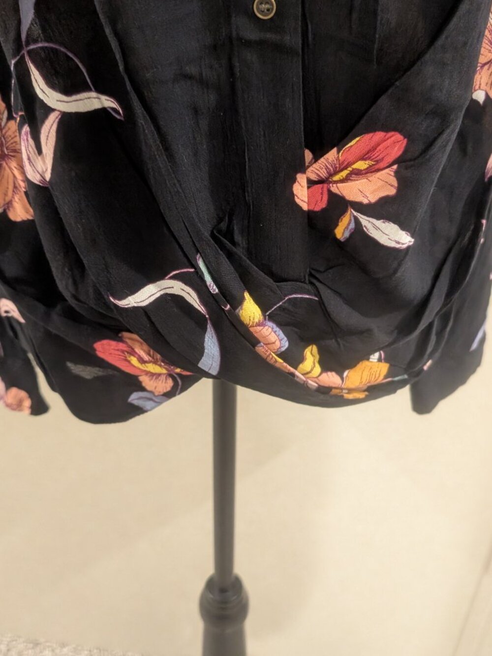 a.n.a Black Floral Wrap Front Tunic Blouse L Rayon V-Neck Surplice Boho - Picture 3 of 10